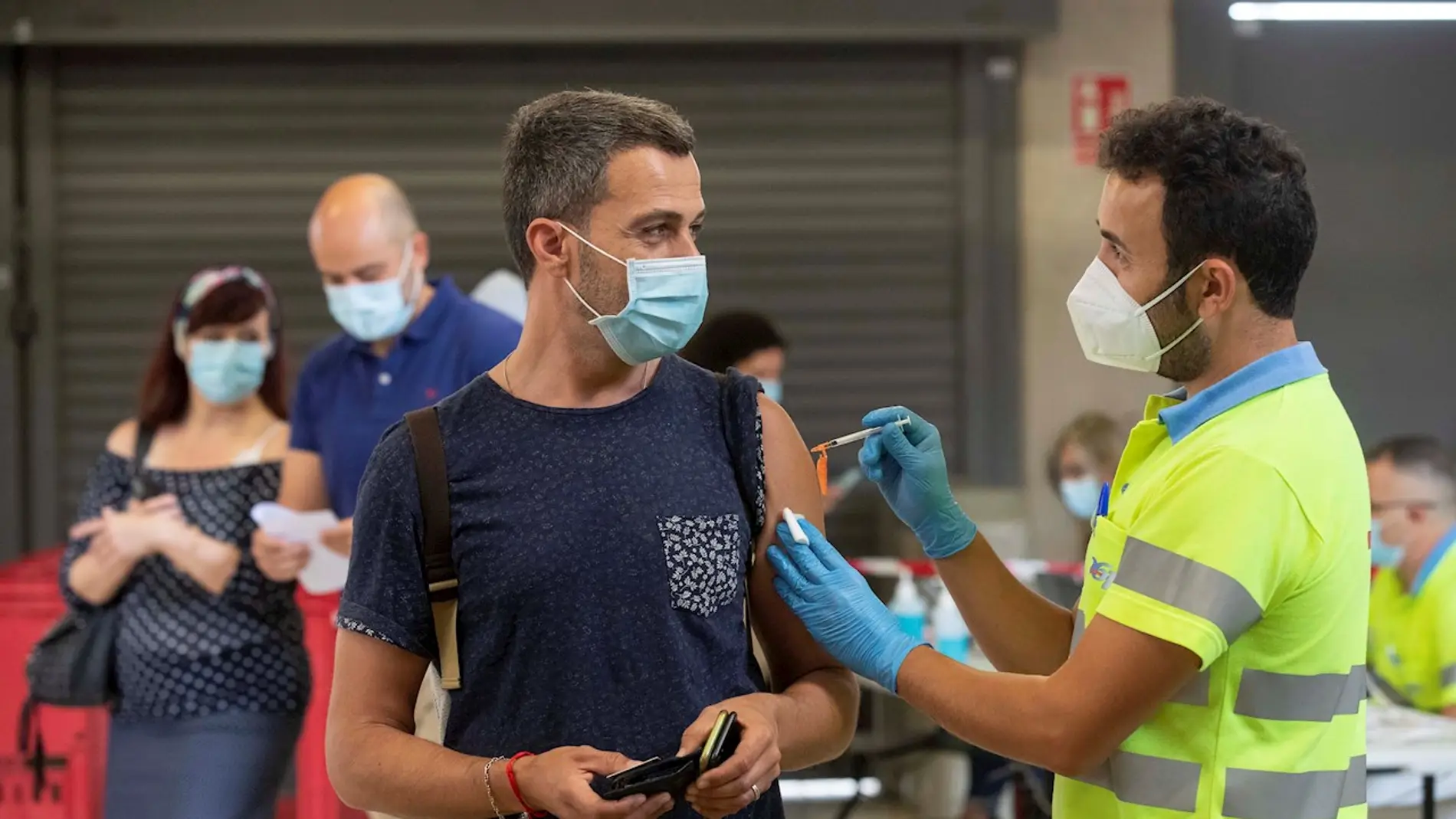 Vacunan con Pfizer a un hombre en el Estadio Nueva Condomina de Murcia