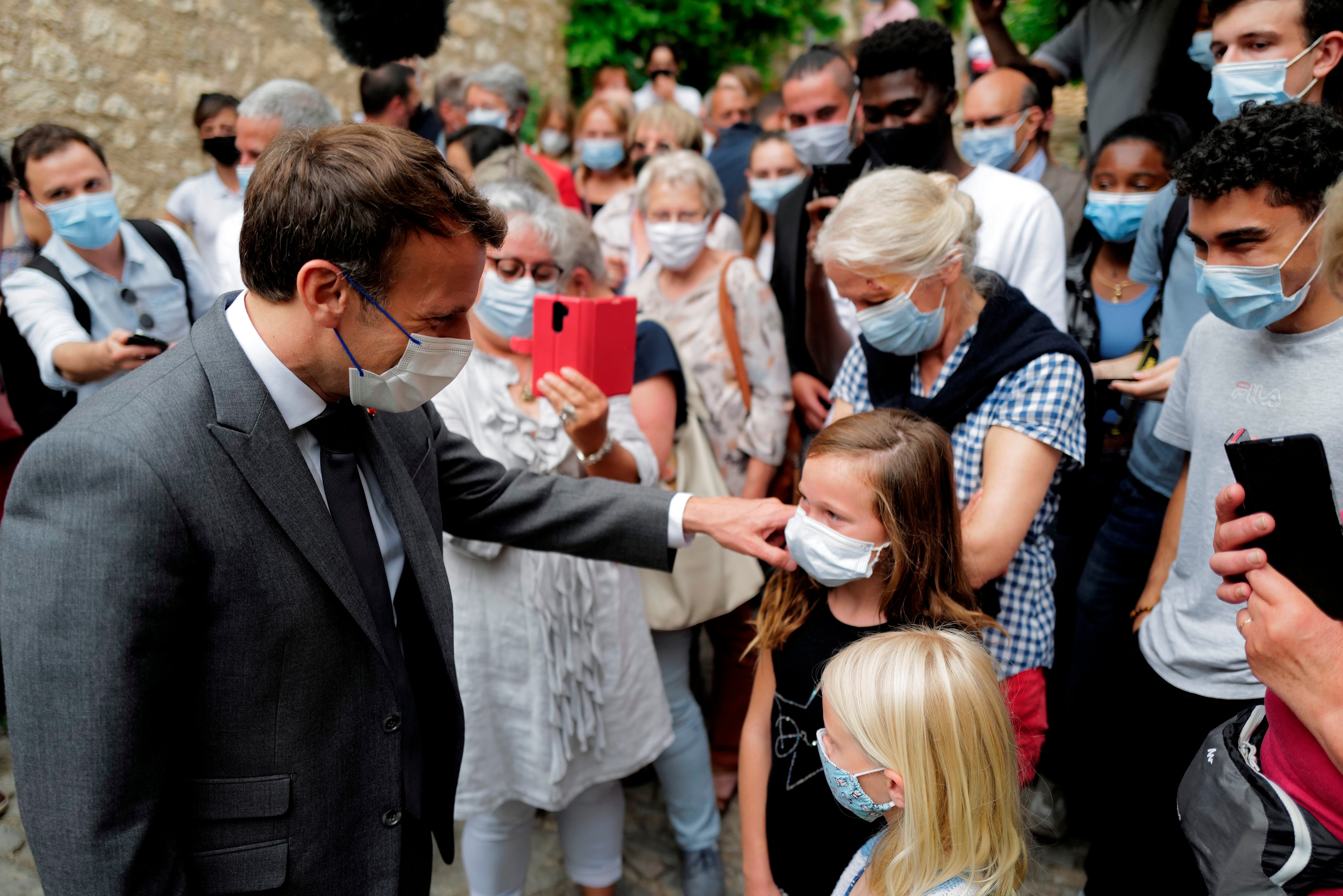 Emmanuel Macron, abofeteado por un hombre en plena calle Emmanuel Macron, abofeteado por un hombre en plena calle