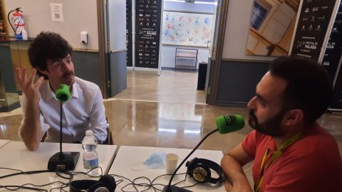El director Aitor Merino charla con David Martos en Kin&oacute;tico durante el Festival de M&aacute;laga