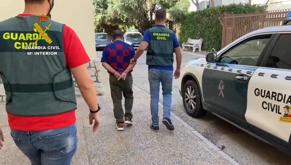 Agentes de la Guardia Civil con el detenido en Alzira.