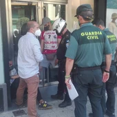 El detenido, sentado en el suelo junto al portal El detenido, sentado en el suelo junto al portal