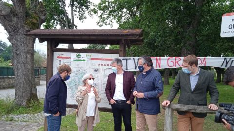 Reuni&oacute;n de los portavoces de la oposici&oacute;n con los vecinos de Granda