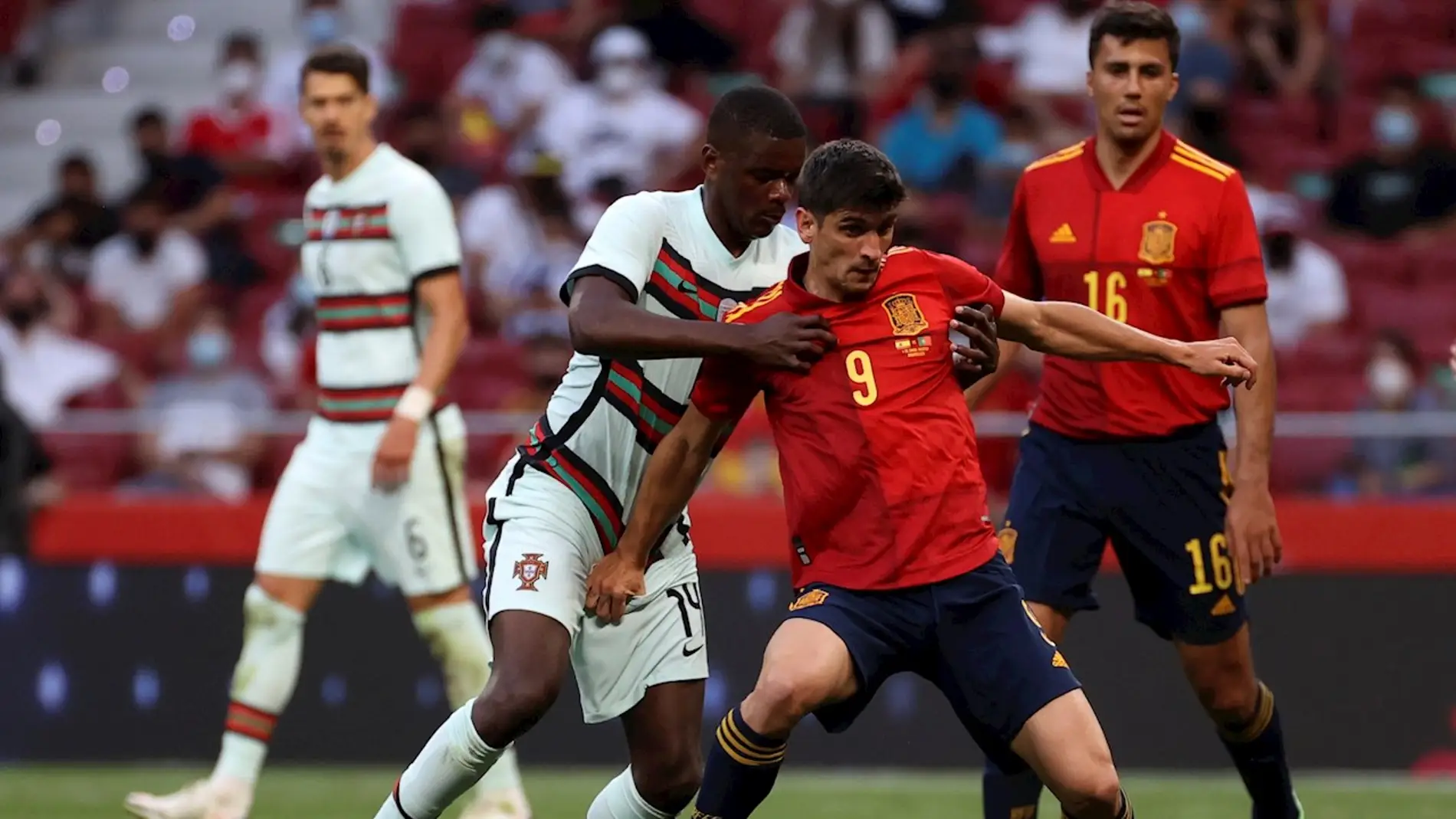 Gerard Moreno pelea un balón en un partido de la selección española