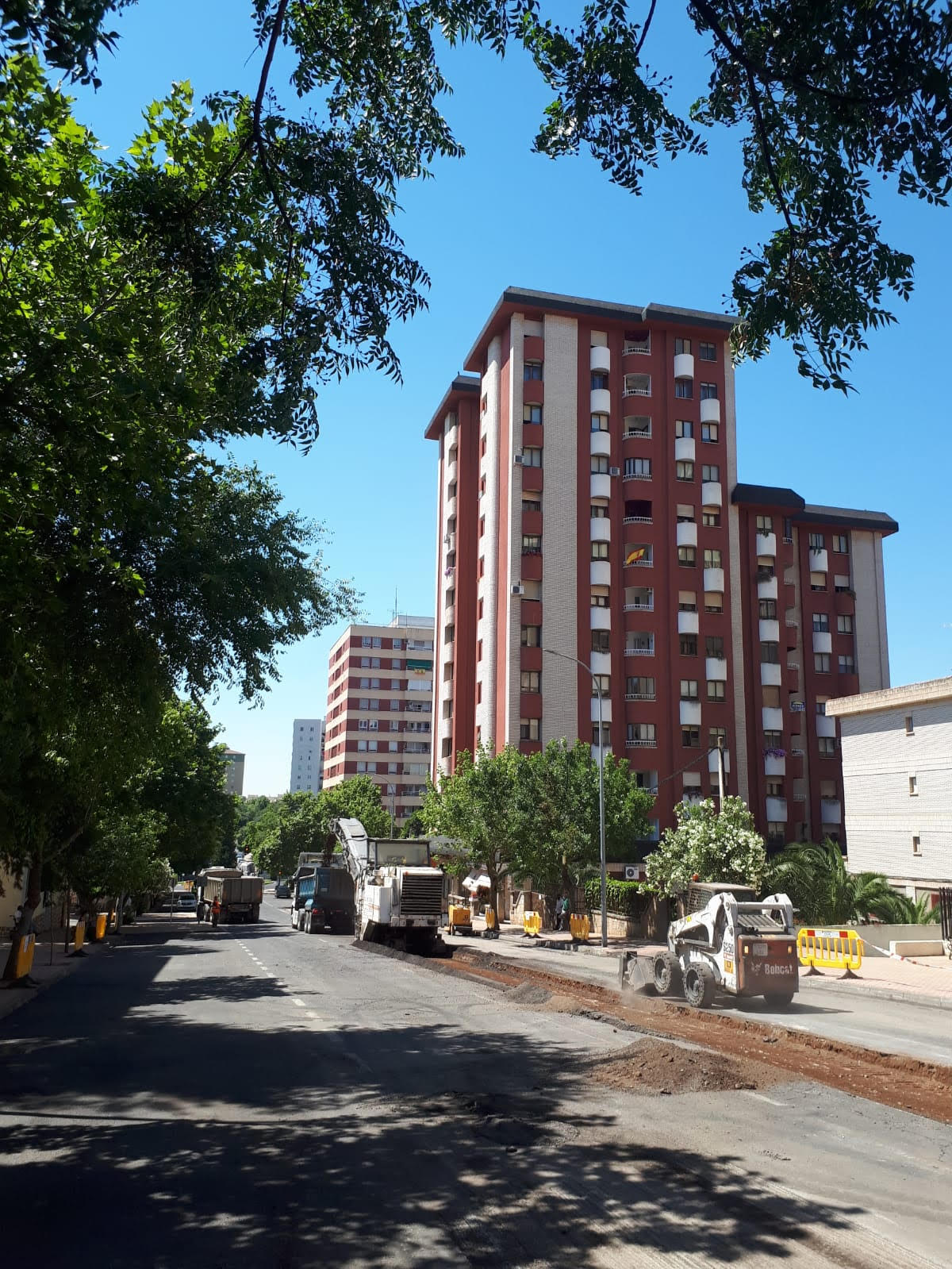 Continúa la campaña de asfaltado en la avenida de la Bondad de Cáceres Continúa la campaña de asfaltado en la avenida de la Bondad de Cáceres