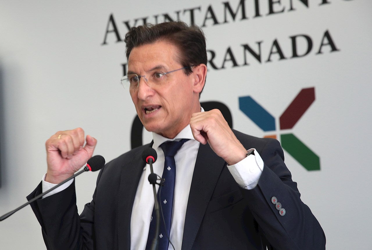 Dimite el alcalde de Granada, Luis Salvador y abre la puerta a un Gobierno del PSOE Dimite el alcalde de Granada, Luis Salvador y abre la puerta a un Gobierno del PSOE