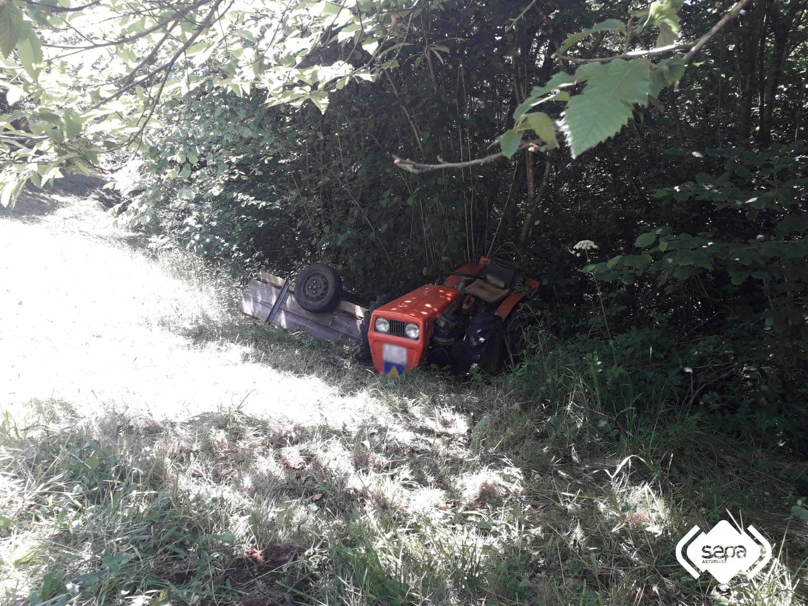 Un anciano de 85 herido al volcar su tractor en Parres Un anciano de 85 herido al volcar su tractor en Parres