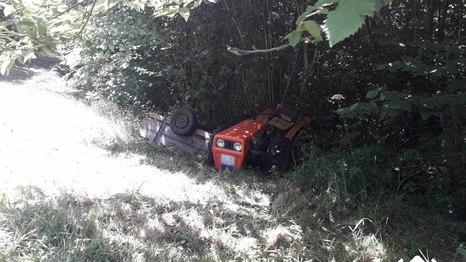 Un anciano de 85 heridos al volcar su tractor en Parres