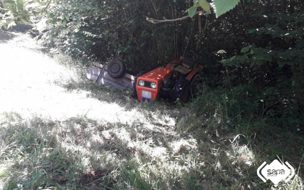 Un herido tras el vuelco de un tractor en Parres Un herido tras el vuelco de un tractor en Parres