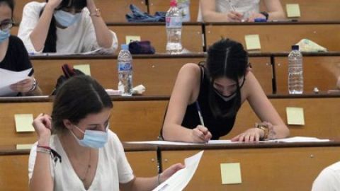 Alumnos durante examen