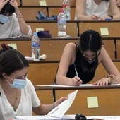 Alumnos durante examen Alumnos durante examen