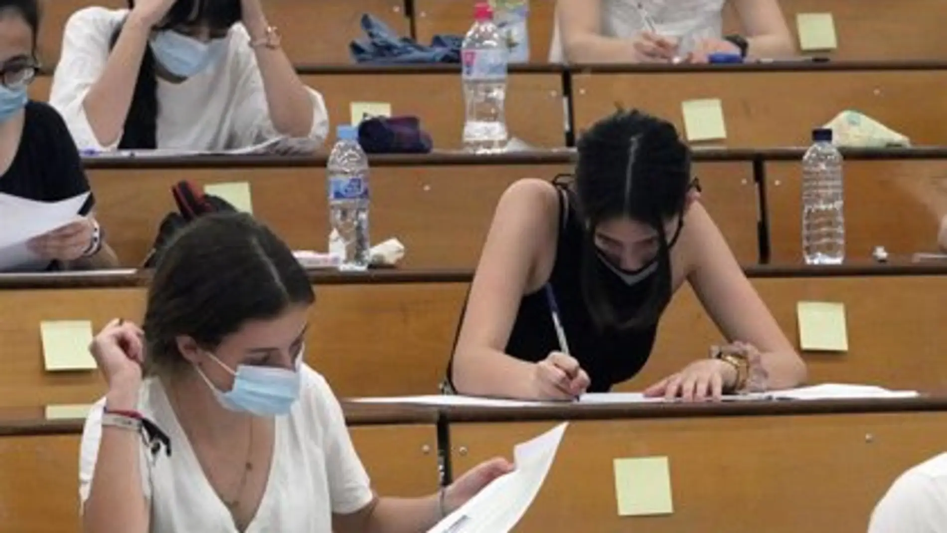 Alumnos durante examen