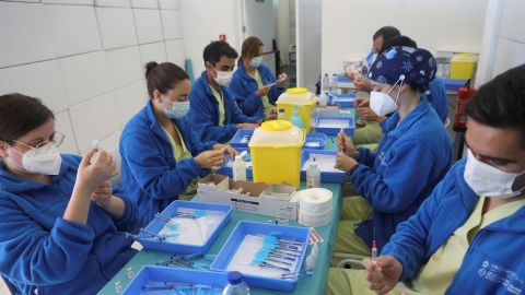Sanitarios preparan las dosis de la vacuna de Pfizer para ser inoculadas.