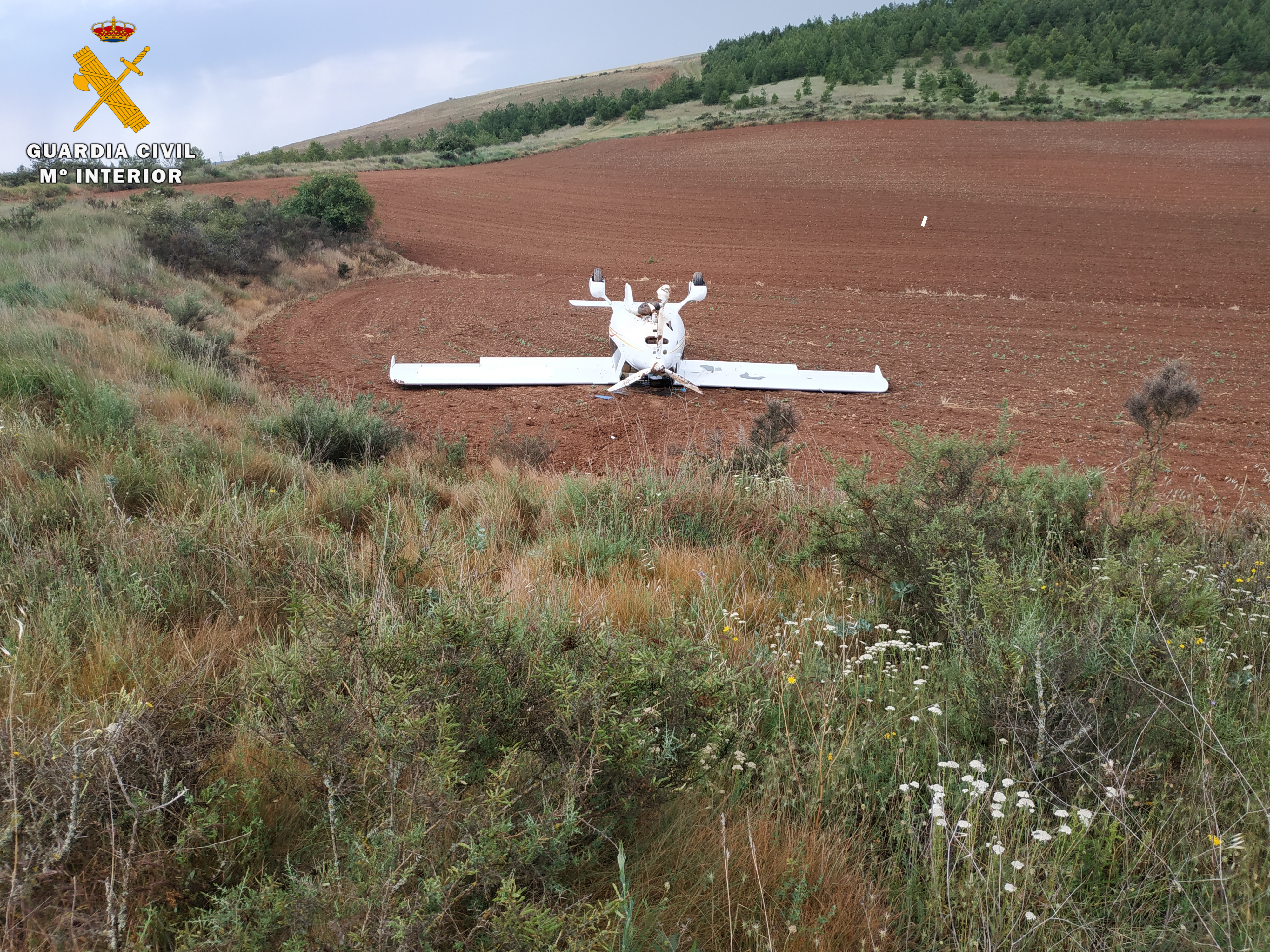 La Guardia Civil auxilia al piloto de un avión ultraligero que sufrió un accidente durante el aterrizaje La Guardia Civil auxilia al piloto de un avión ultraligero que sufrió un accidente durante el aterrizaje