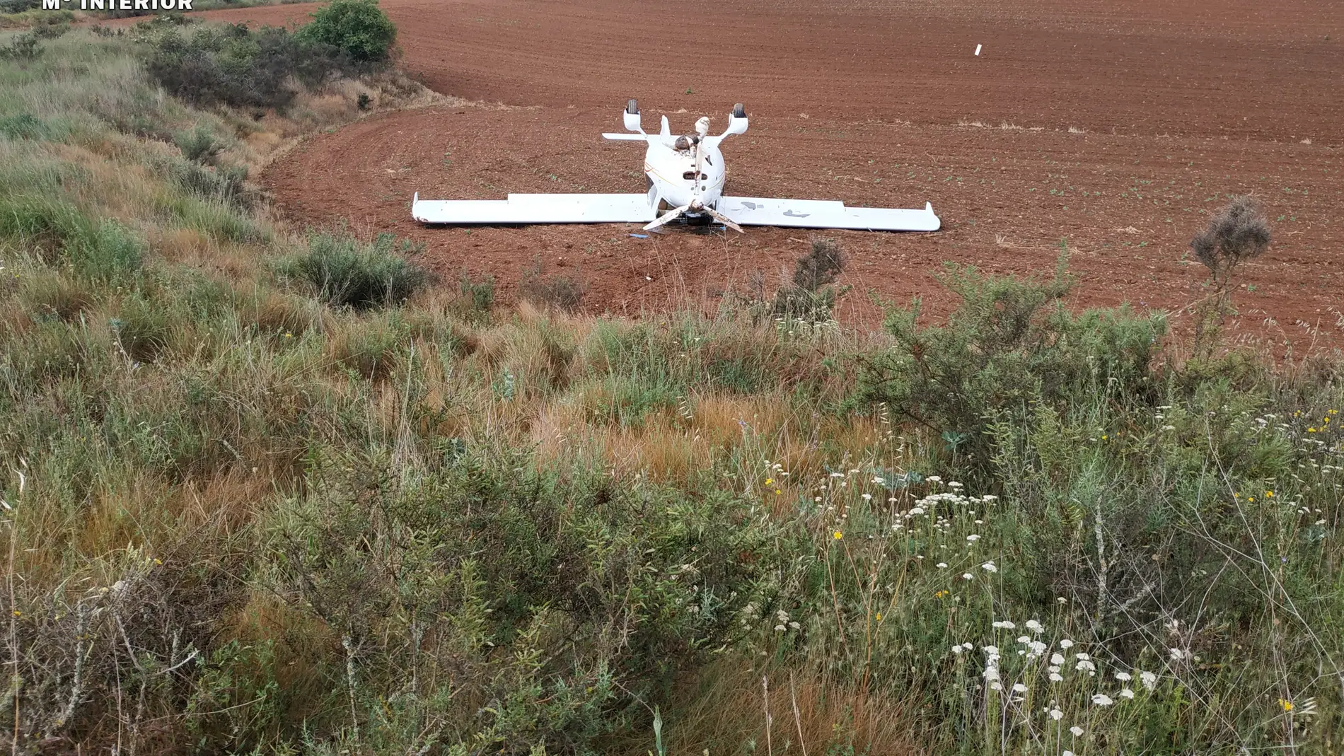 La Guardia Civil auxilia al piloto de un avión ultraligero que sufrió un accidente durante el aterrizaje 