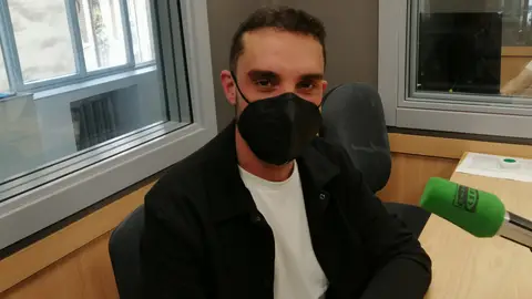 Raúl Vázquez en los estudios de Onda Cero Oviedo. Raúl Vázquez en los estudios de Onda Cero Oviedo.