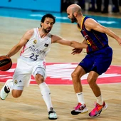 Sergio Llull conduce el balón ante la defensa de Nick Calathes. Sergio Llull conduce el balón ante la defensa de Nick Calathes.