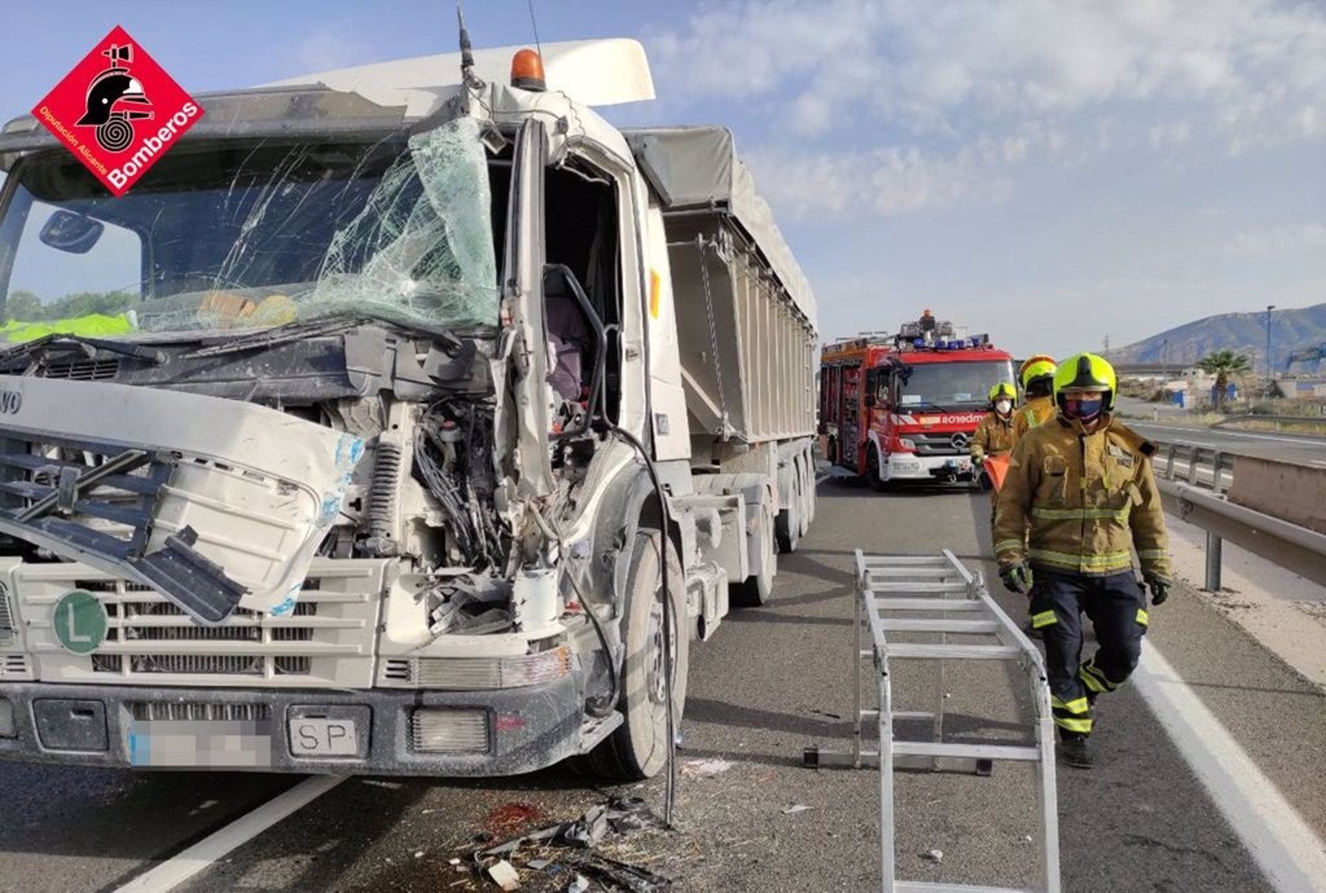 La colisión de dos camiones provoca el aplastamiento de un pie a uno de los conductores que queda atrapado en la cabina La colisión de dos camiones provoca el aplastamiento de un pie a uno de los conductores que queda atrapado en la cabina