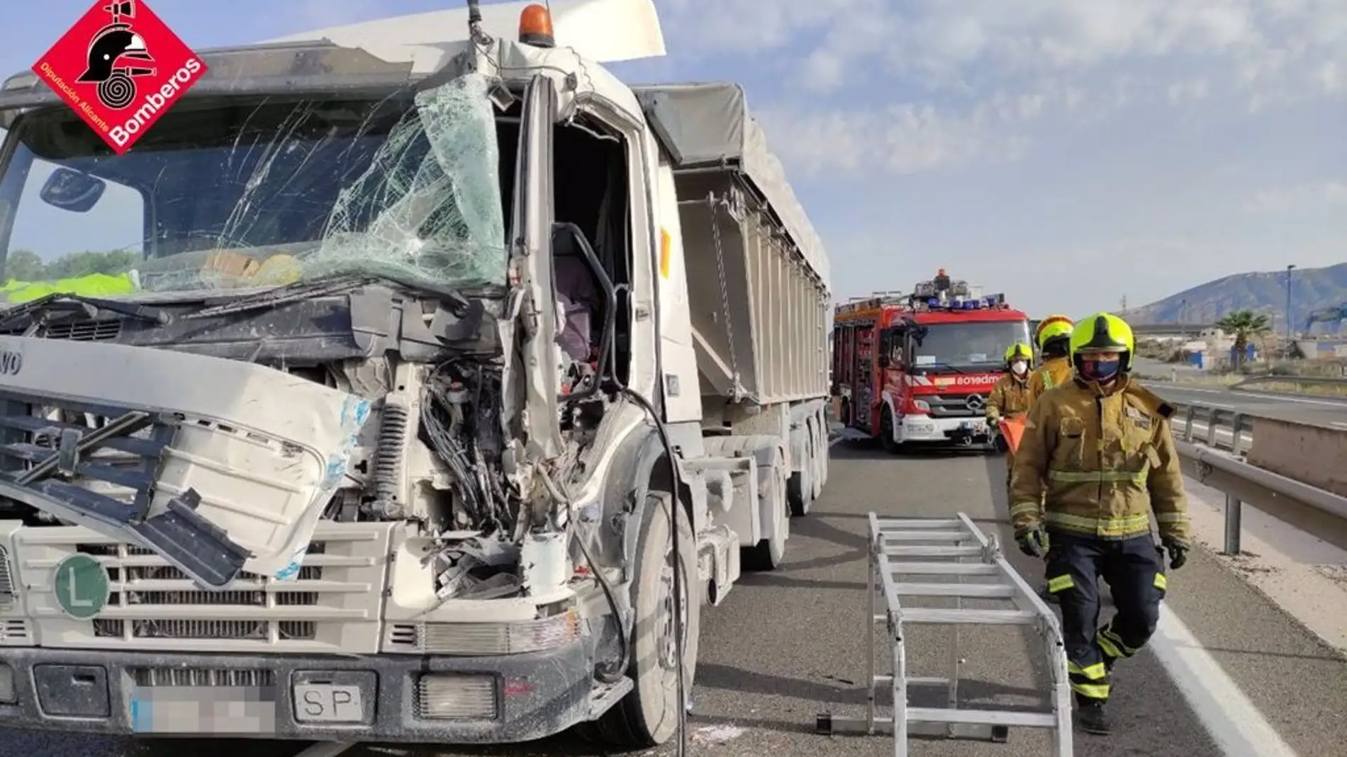 Uno de los camiones implicados en la colisión de la A-31 en Monforte del Cid.