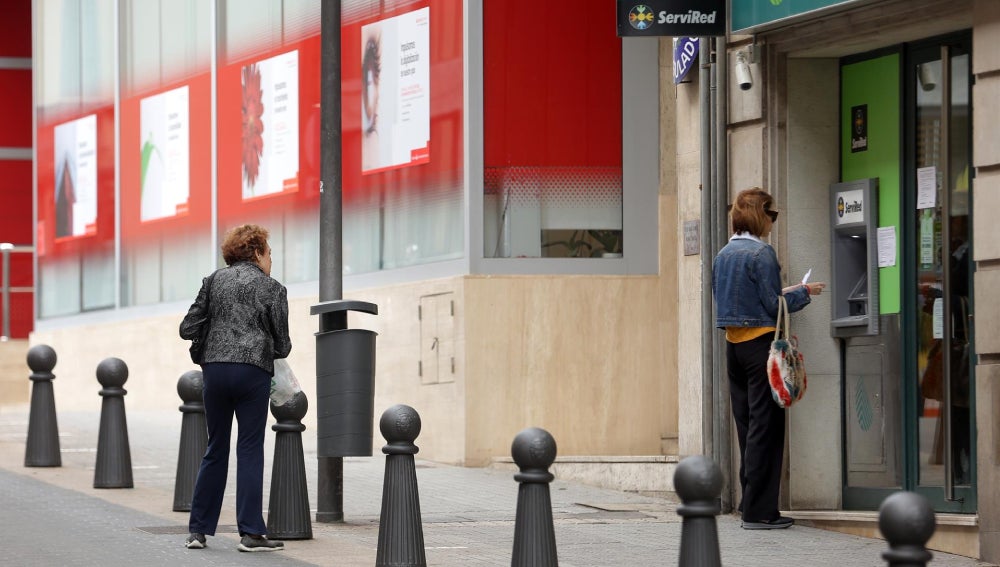Aviso del Banco de España: cuatro advertencias al sacar dinero del cajero Aviso del Banco de España: cuatro advertencias al sacar dinero del cajero