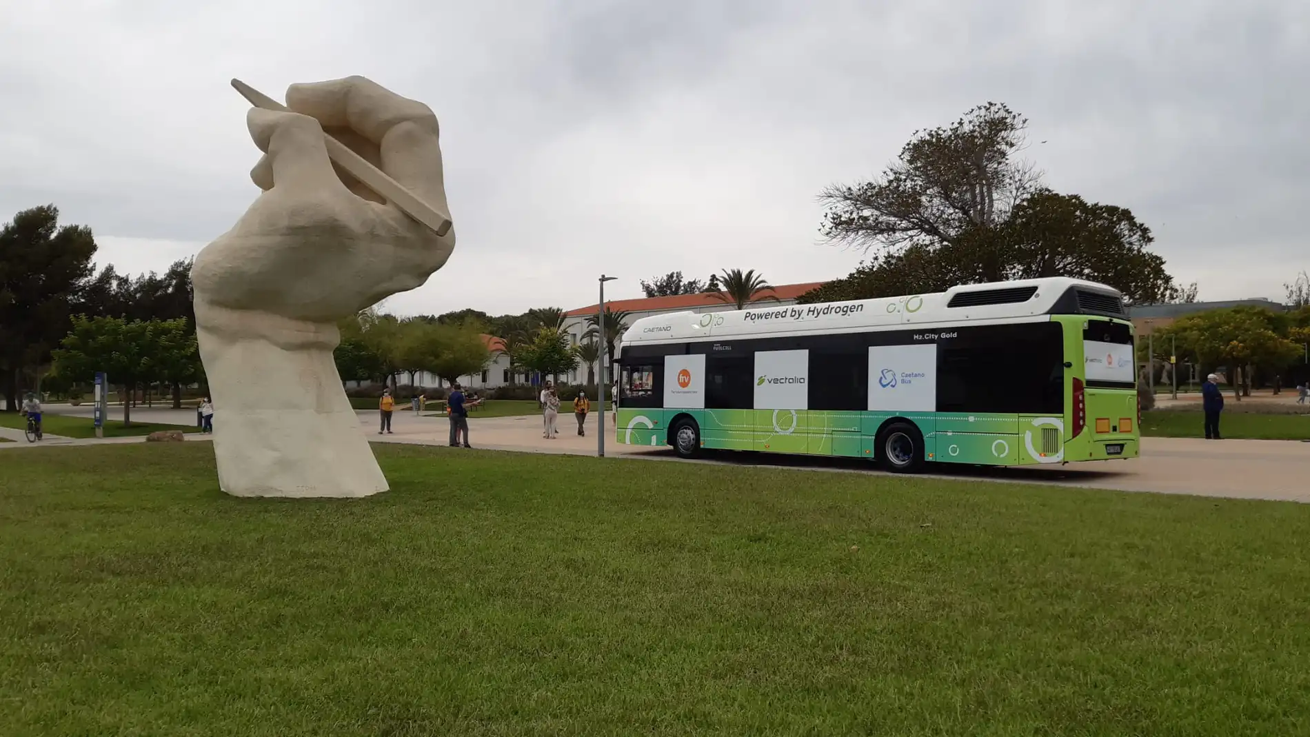 El autobús de hidrógeno en el campus de la UA