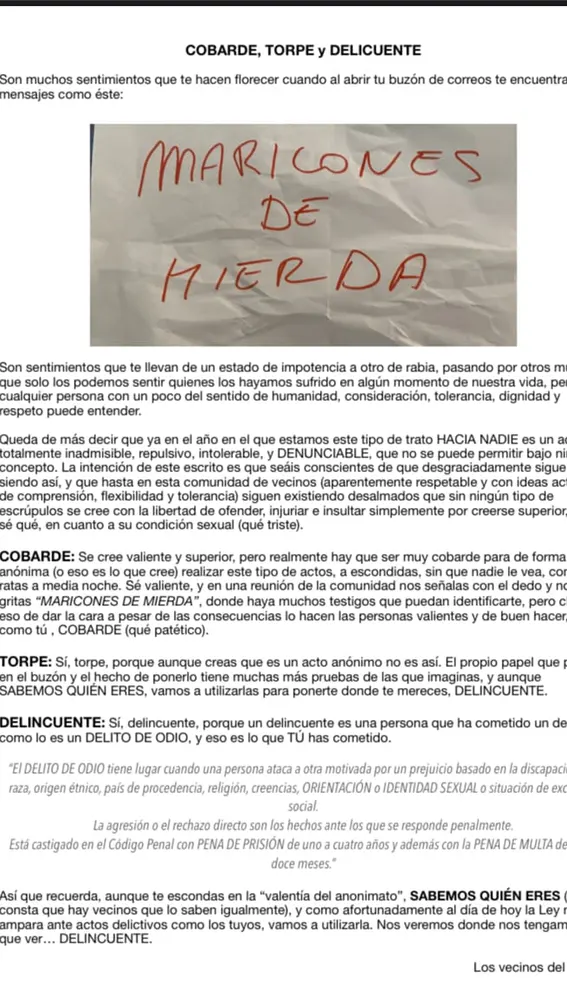 El escrito que los denunciantes han colocado en su edificio incluyendo el papel con los insultos