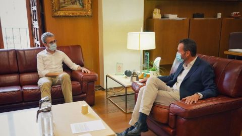 Carlos González y Arcadi España en el Ayuntamiento de Elche. Carlos González y Arcadi España en el Ayuntamiento de Elche.