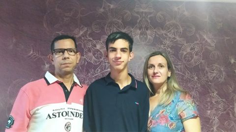 &Aacute;nchel junto a sus padres &Aacute;ngel y Nuria