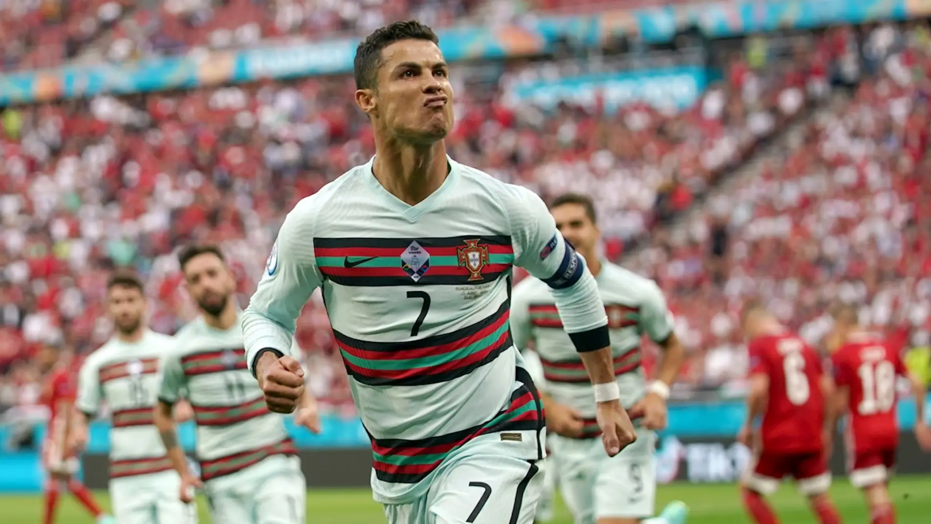  Cristiano Ronaldo celebra uno de sus goles ante Hungría