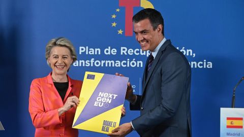  El presidente del Gobierno, Pedro S&aacute;nchez, y la presidenta de la Comisi&oacute;n Europea, Ursula von der Leyen.