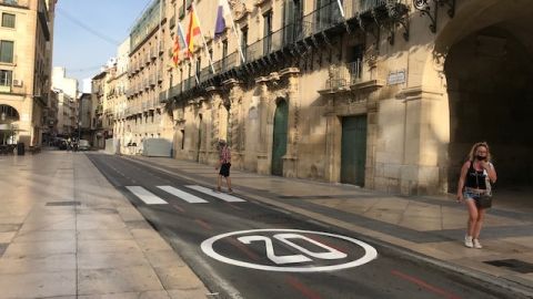 La plaza del ayuntamiento con el nuevo l&iacute;mite de velocidad
