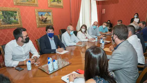 Un momento de la primera reunión entre el Ayuntamiento y Educación Un momento de la primera reunión entre el Ayuntamiento y Educación