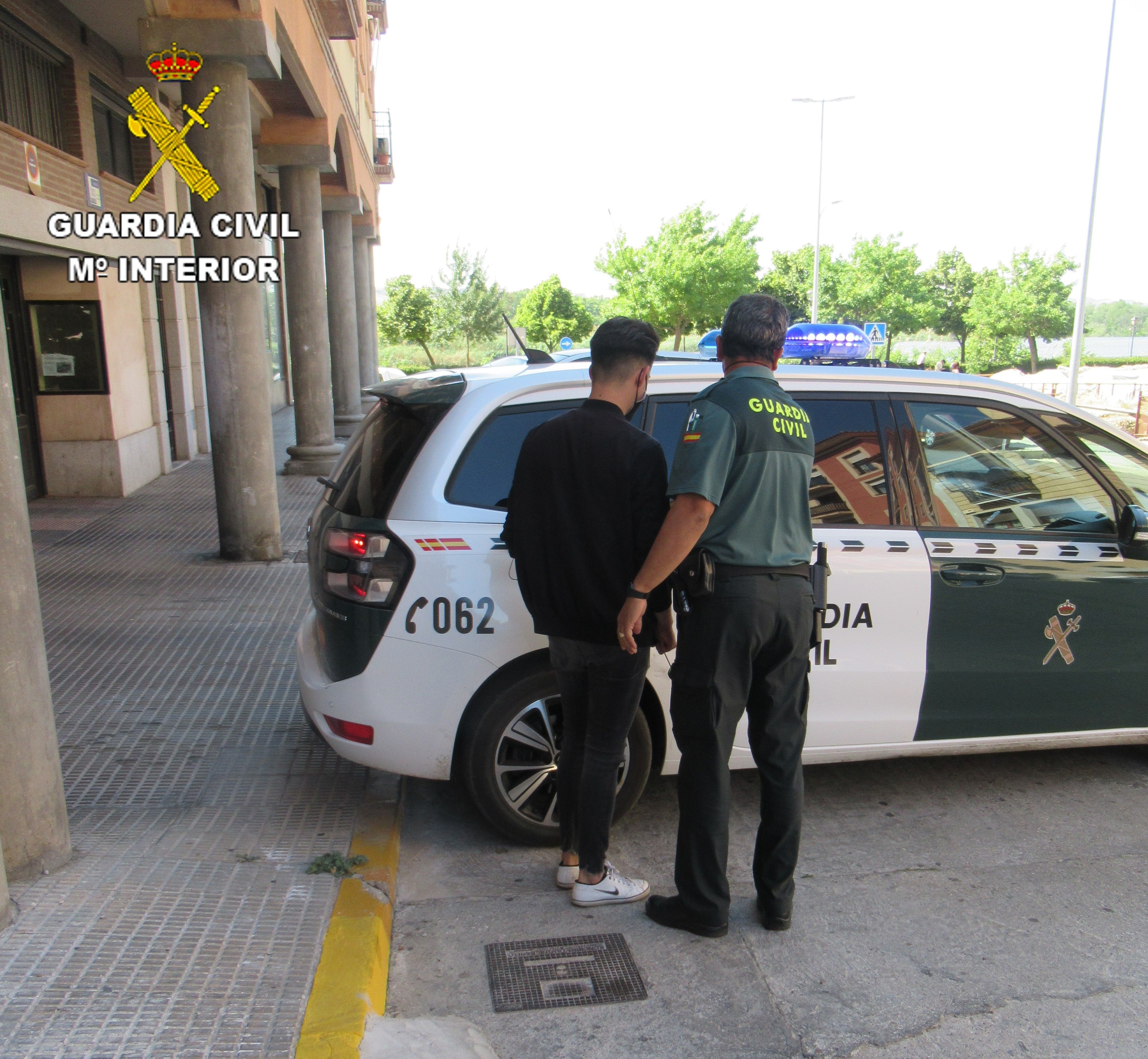 La Guardia Civil detiene a un hombre por un delito de abusos sexuales a una menor de 13 años a través de las redes sociales La Guardia Civil detiene a un hombre por un delito de abusos sexuales a una menor de 13 años a través de las redes sociales