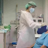Un paciente haciéndose una prueba PCR Un paciente haciéndose una prueba PCR