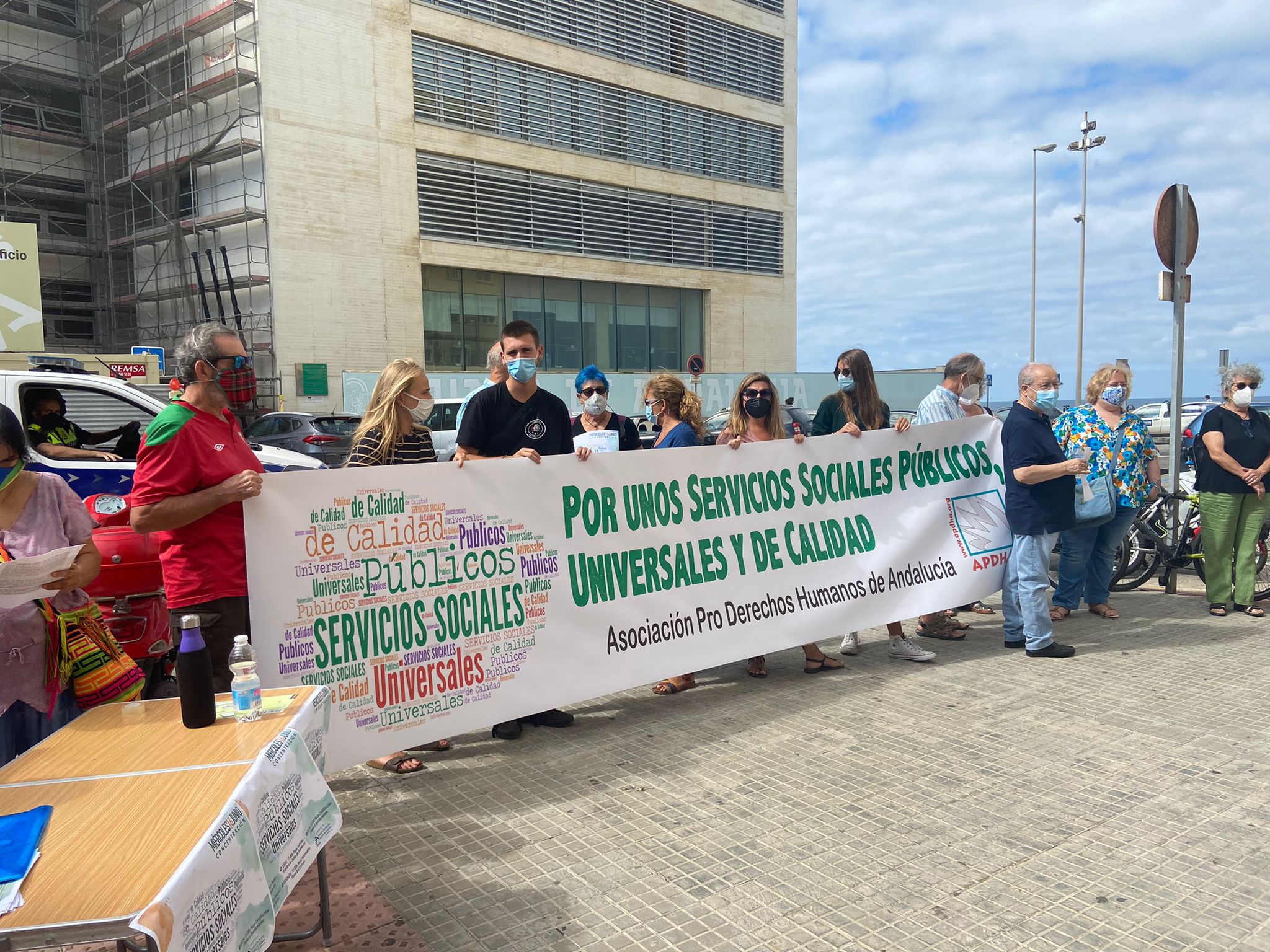 La APDHA se manifiesta denunciando el colapso de los servicios sociales en Andalucía La APDHA se manifiesta denunciando el colapso de los servicios sociales en Andalucía