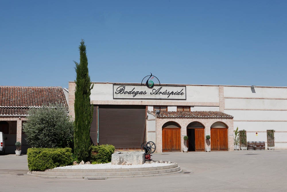 Este viernes, en Bodegas Arúspide, Luis Muñoz rinde tributo a los grandes cantantes españoles y marida la música con el vino de la bodega. Este viernes, en Bodegas Arúspide, Luis Muñoz rinde tributo a los grandes cantantes españoles y marida la música con el vino de la bodega.
