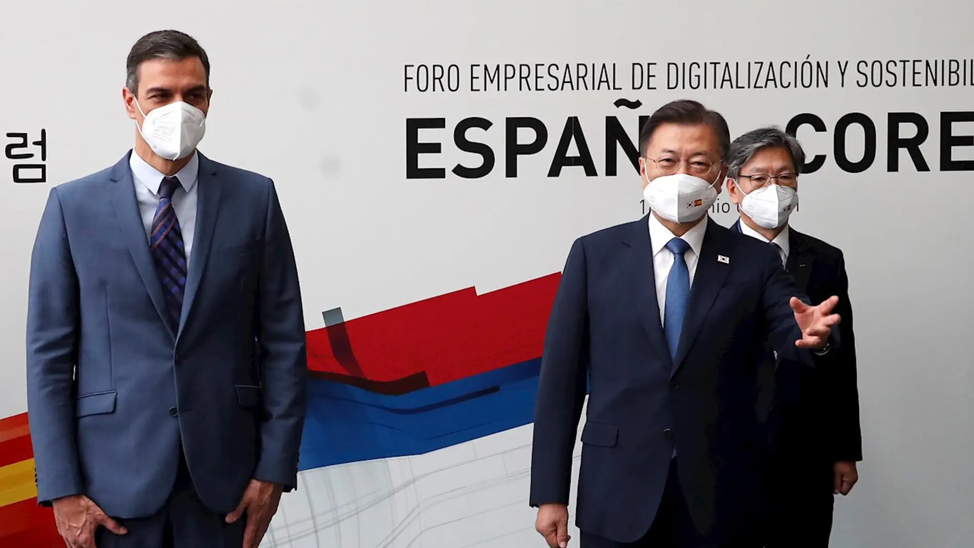 l jefe del Ejecutivo, Pedro Sánchez, y el presidente de la República de Corea, Moon Jae-in (d)