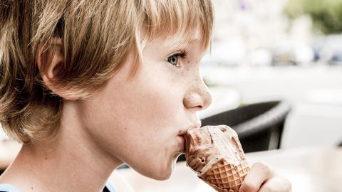 ni&ntilde;os comiendo un helado de chocolate