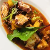 Pulpo guisado en dos cocciones con patatas Pulpo guisado en dos cocciones con patatas