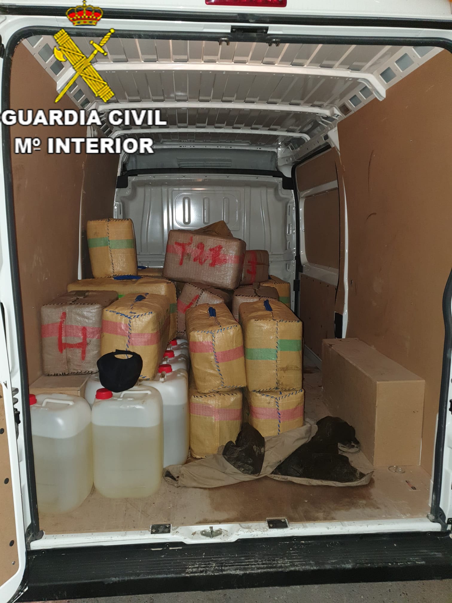Incautados 900 kilos de hachís en una operación de la Guardia Civil en Chiclana Incautados 900 kilos de hachís en una operación de la Guardia Civil en Chiclana