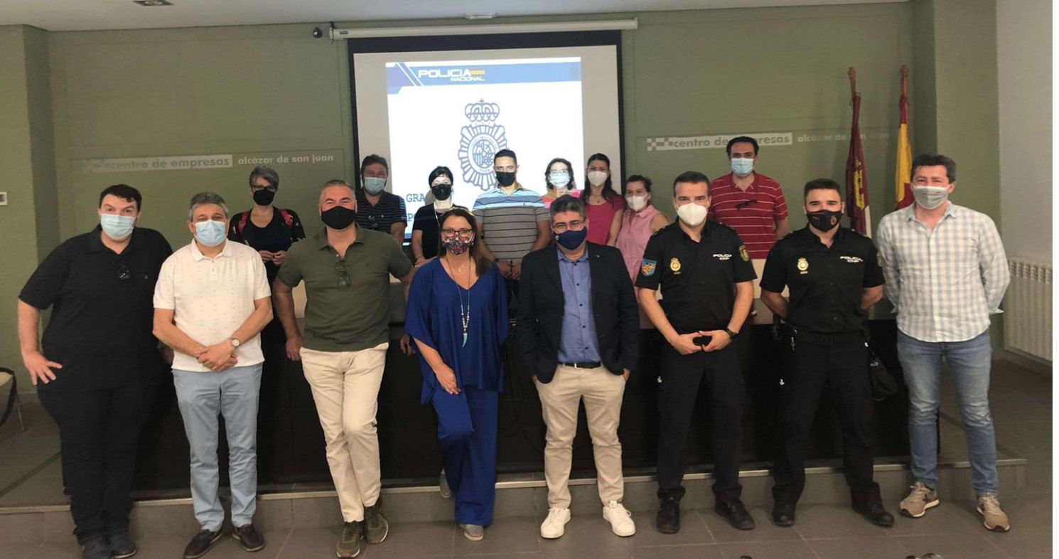 La Policía Nacional imparte una charla sobre "Comercio Seguro" La Policía Nacional imparte una charla sobre "Comercio Seguro"