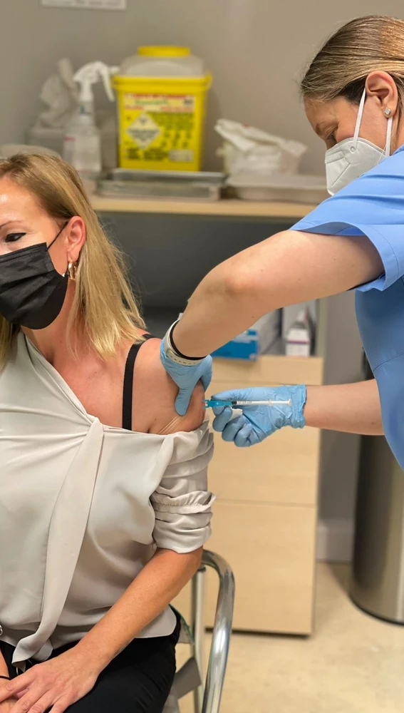Una empleada de El Corte Inglés, recibe la vacuna 