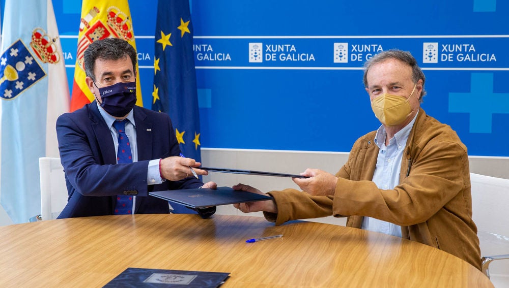 Román Rodriguez recibe o presidente da Fundación Otero Pedrayo