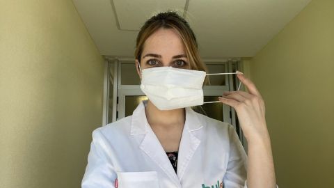 Una de las investigadoras con la mascarilla realizada con botellas de pl&aacute;stico recicladas