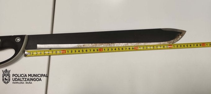 Un hombre disfrazado de indio y con un machete atemoriza a los vecinos de Pío XII Un hombre disfrazado de indio y con un machete atemoriza a los vecinos de Pío XII