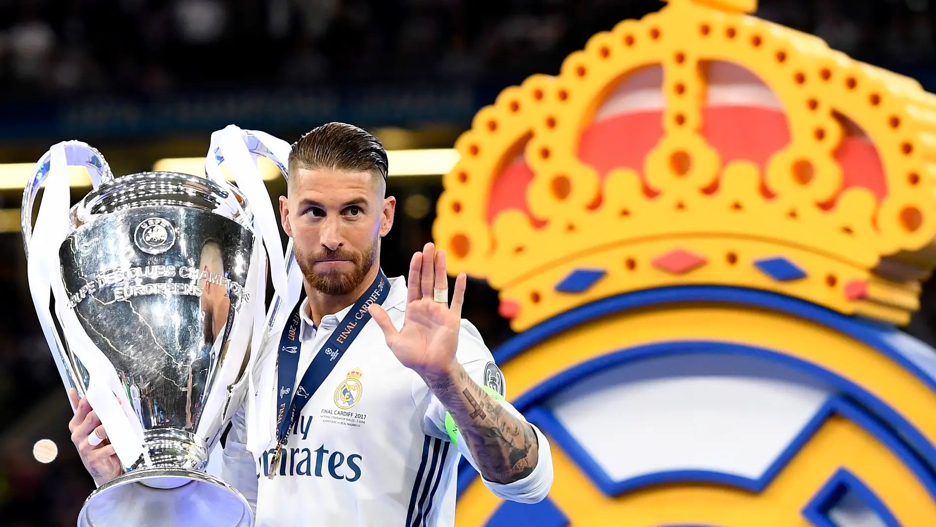 Sergio Ramos saluda a los aficionados con una de las Champions ganadas con el Real Madrid.