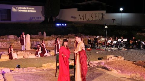 Imagen de archivo de una representaci&oacute;n teatral en el yacimiento arqueol&oacute;gico de La Alcudia de Elche.