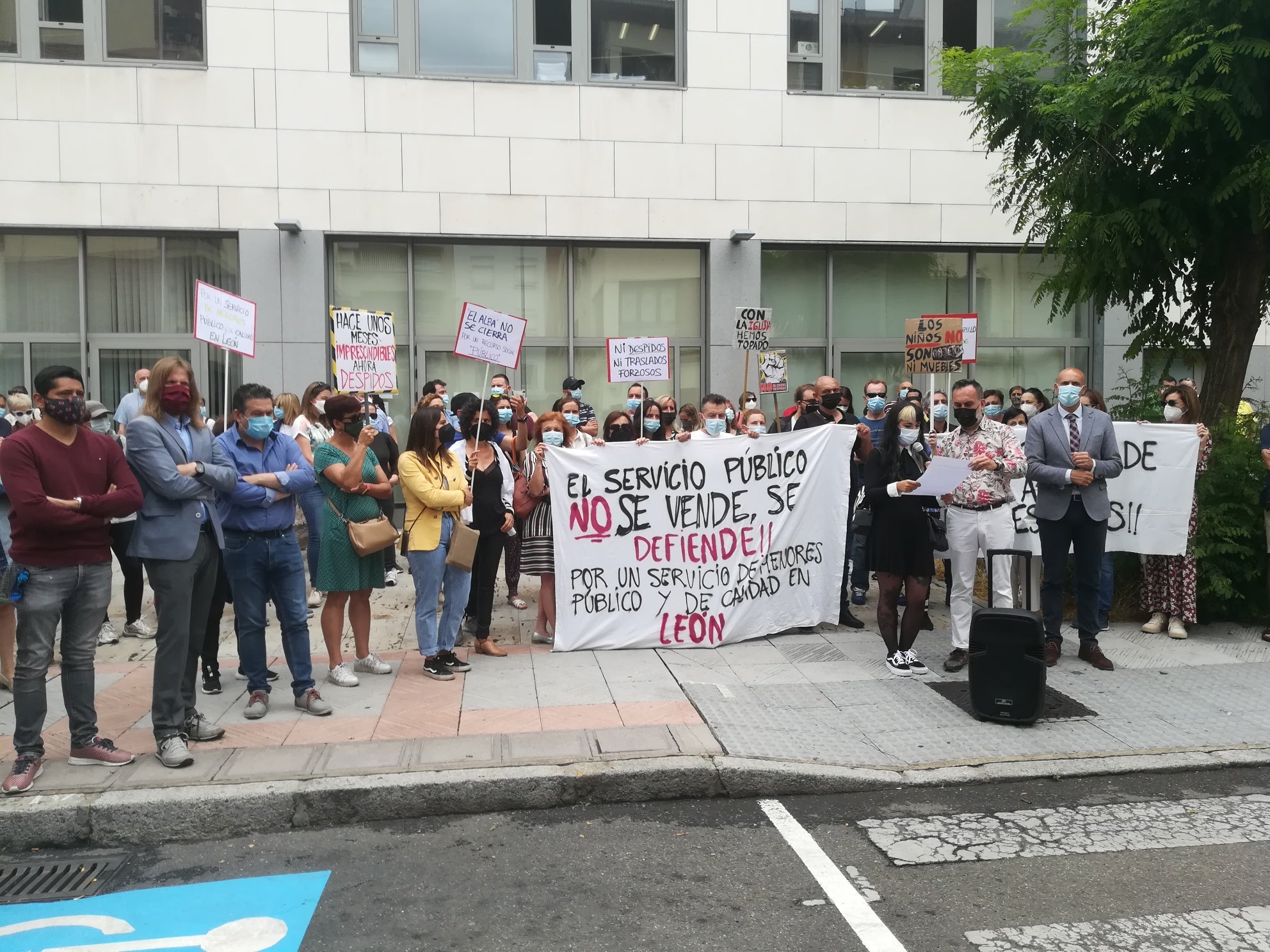Los cargos públicos leoneses apoyan a los trabajadores del centro de menores ‘El Alba’ Los cargos públicos leoneses apoyan a los trabajadores del centro de menores ‘El Alba’