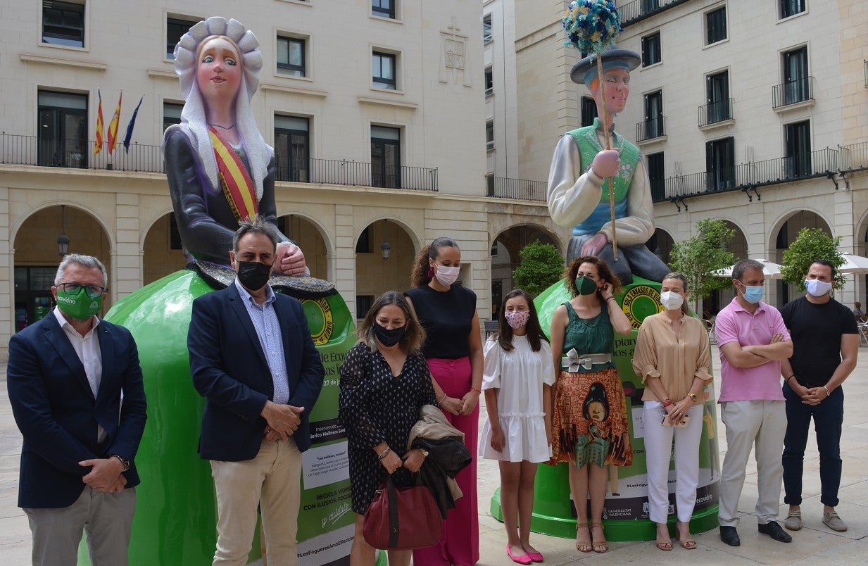 La plantà de 12 ninots en contenedores de vidrio comienza a impregnar de ambiente festero los días centrales de las Hogueras La plantà de 12 ninots en contenedores de vidrio comienza a impregnar de ambiente festero los días centrales de las Hogueras