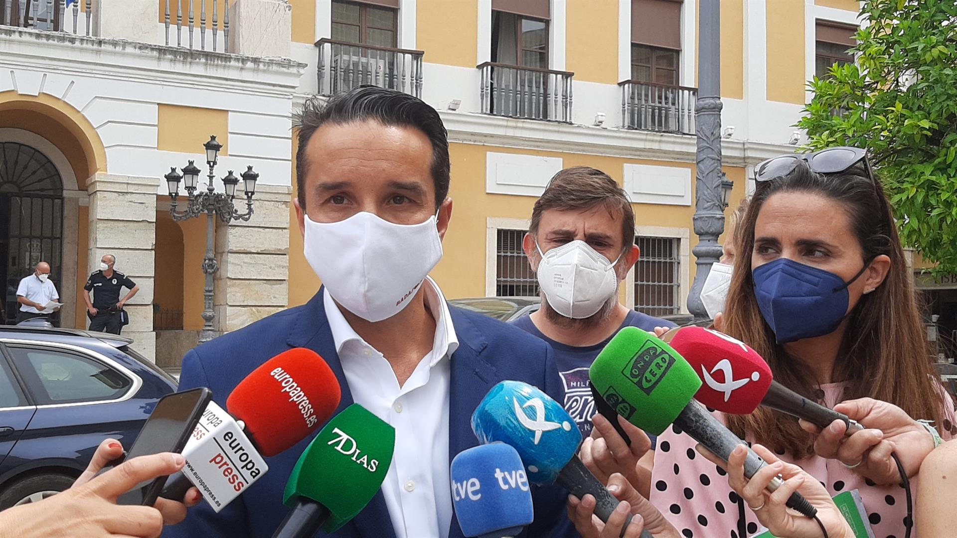 Ricardo Cabezas llamará a Ignacio Gragera para pedirle que "recapacite" respecto a la Alcaldía de Badajoz Ricardo Cabezas llamará a Ignacio Gragera para pedirle que "recapacite" respecto a la Alcaldía de Badajoz