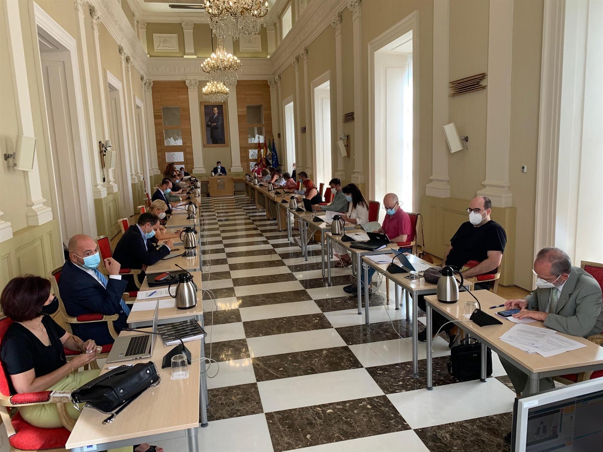 El Pleno del Ayuntamiento de Cáceres acuerda revisar las tasas e impuestos y un nuevo calendario fiscal El Pleno del Ayuntamiento de Cáceres acuerda revisar las tasas e impuestos y un nuevo calendario fiscal